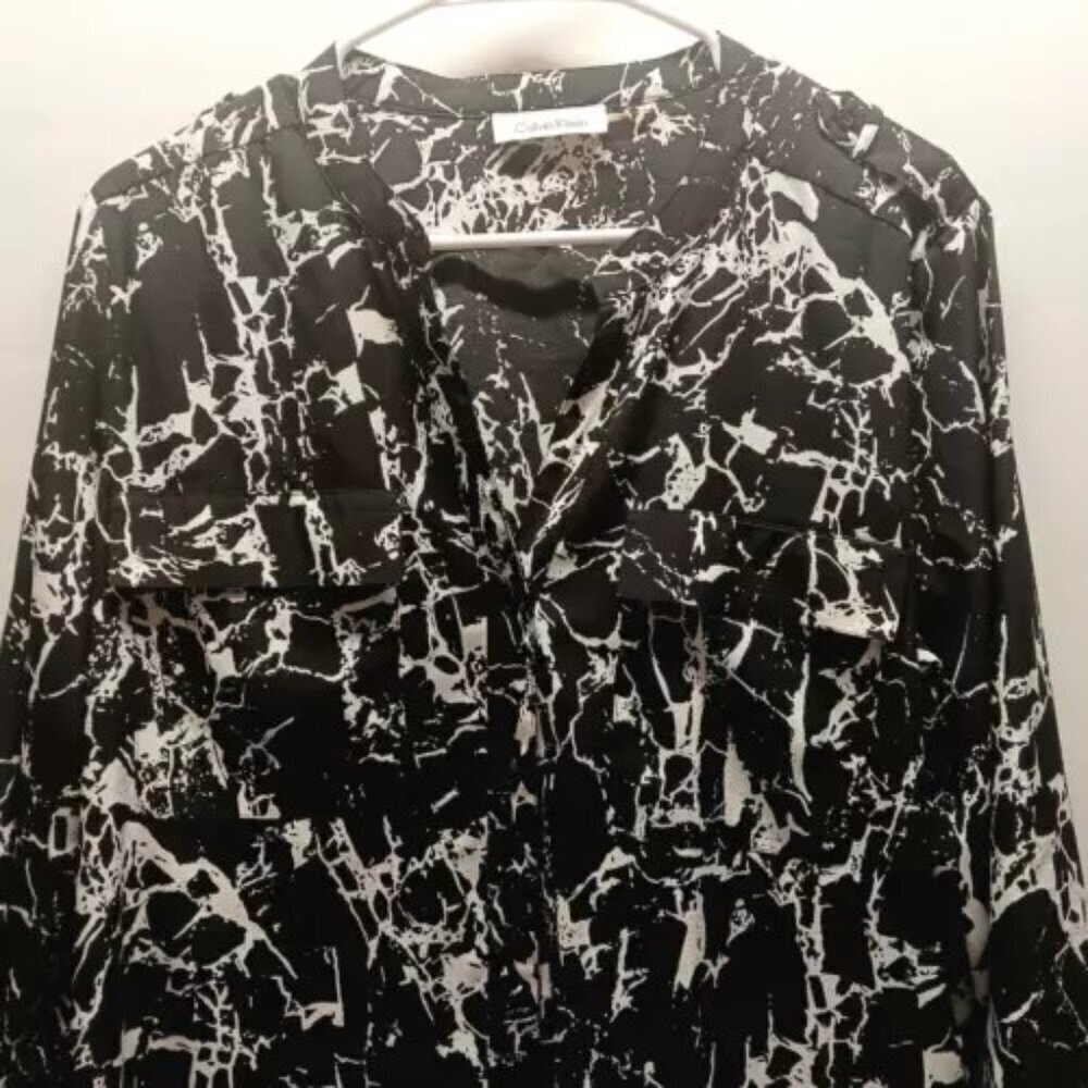 Calvin Klein Womens Blouse Medium Black White Roll Tab Long Sleeve Front Pockets - Picture 2 of 9